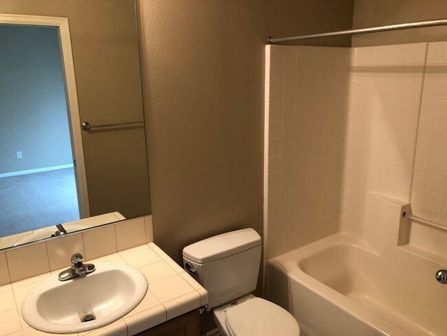 Building Photo - 2-Bedroom in Beaverton near Progress Ridge...
