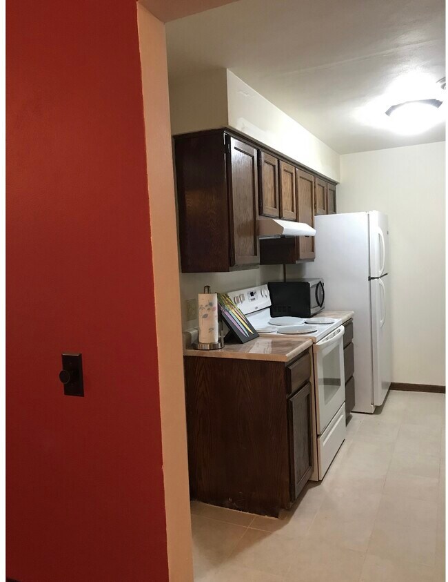 Full kitchen with wasjer/dryer - 114 State St