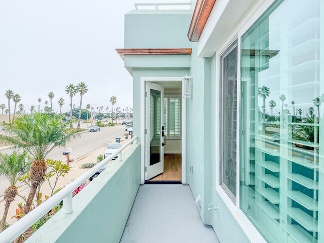 Building Photo - 3525 Sunset Ln