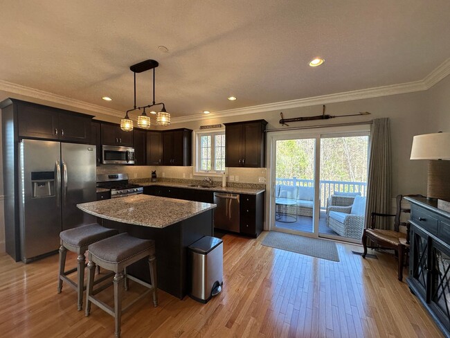 Building Photo - Spacious 3-Bedroom Townhouse in Prime Exet...