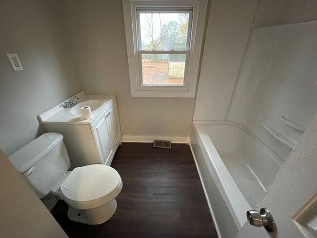 Building Photo - 3 bedroom 2 bath pet friendly house with f...