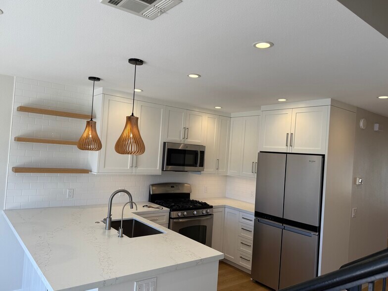 Kitchen - 7061 Marymount Way