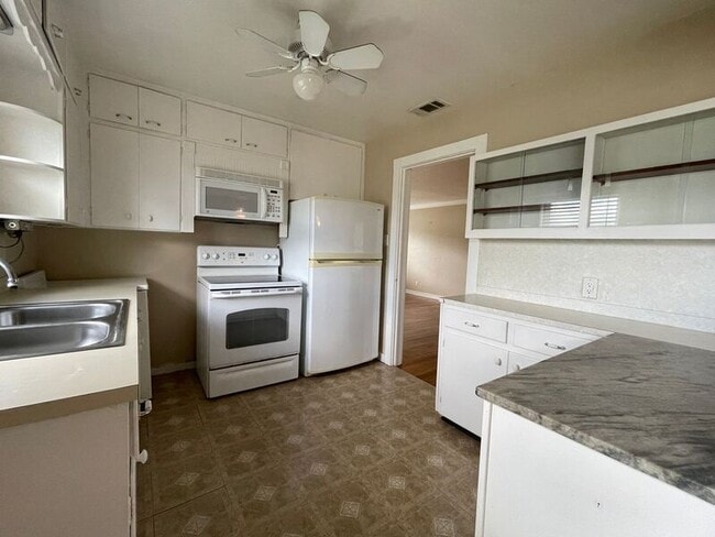 Building Photo - 1918 E Main St