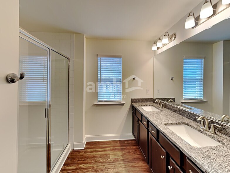 Building Photo - 3710 Lk Blf Lp