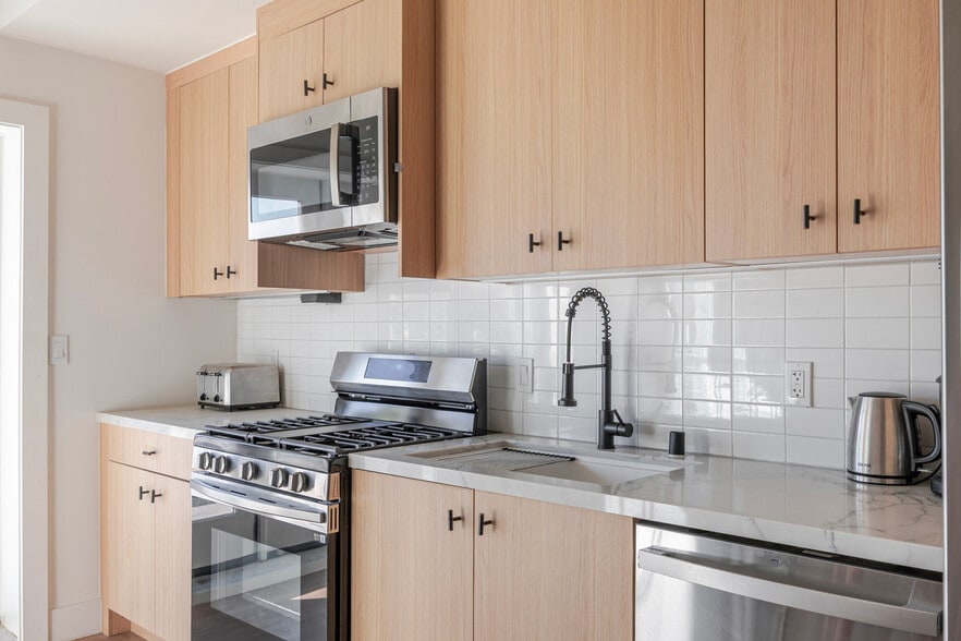 Building Photo - 611 N Virgil Ave