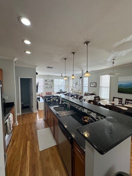 Entire main floor - 9503 Westchire Ct