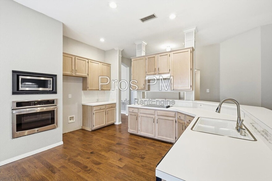 Building Photo - 2921 Meadow Glen Dr
