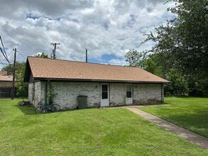 Building Photo - Bryan - 1 bedroom / 1 bath - duplex - fenced in area behind unit. Near 29th street.