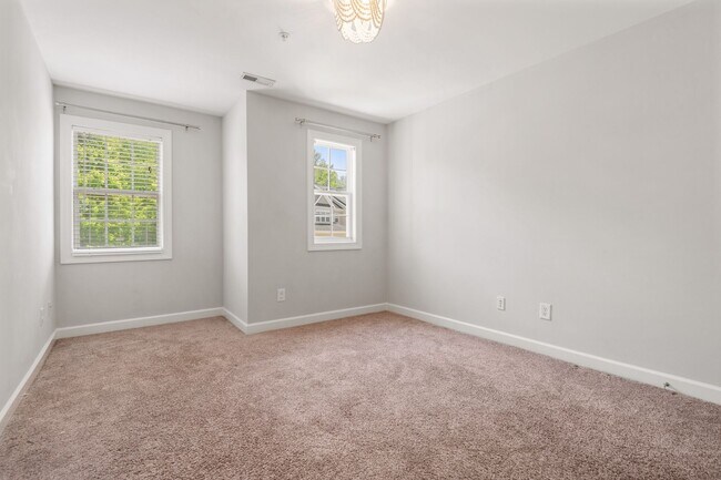 Building Photo - Gorgeous Lake Hogan Farms townhome available NOW!