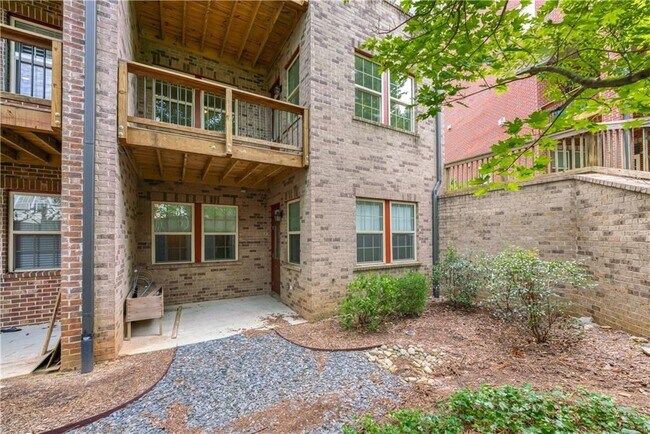 Building Photo - 1124 Holly Ave