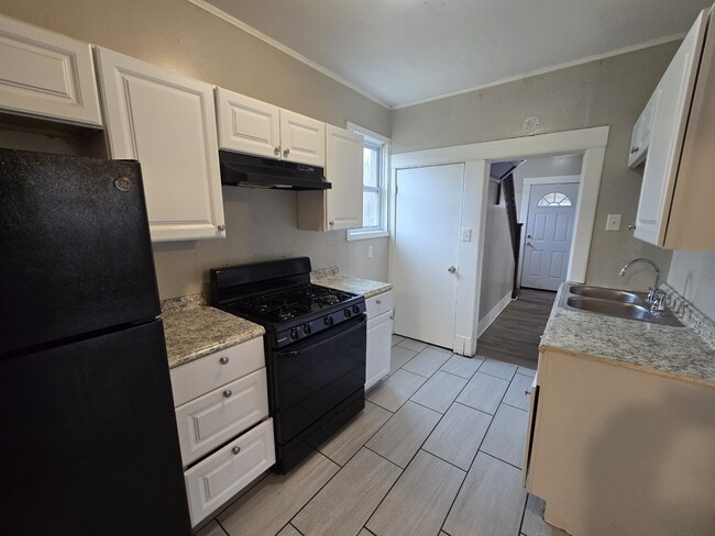 Building Photo - 214 Edwards St