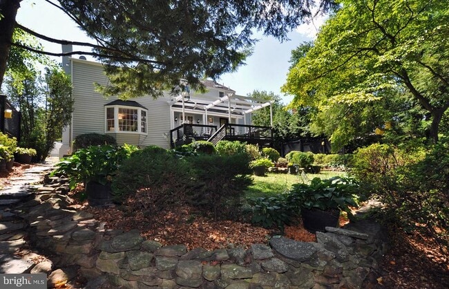 Building Photo - 6003 Woodacres Dr