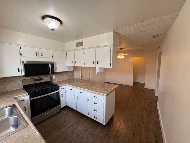 Building Photo - Spacious SE Tulare Home Near Shopping Centers Rent Ready!