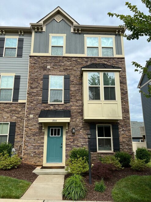 Building Photo - 1904 Glissade Ln