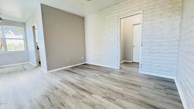 Building Photo - 637 N Oleander Ave