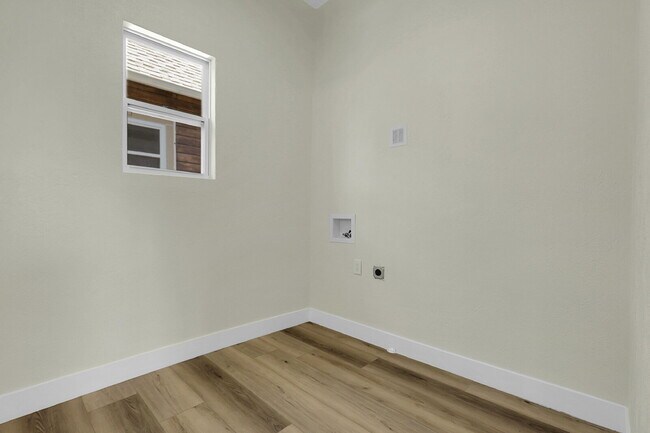 Building Photo - $2,295 - 2 Bed, 1 Bath Newly Renovated Hom...
