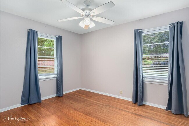 Building Photo - "Charming 2-Bedroom Retreat with Spacious ...