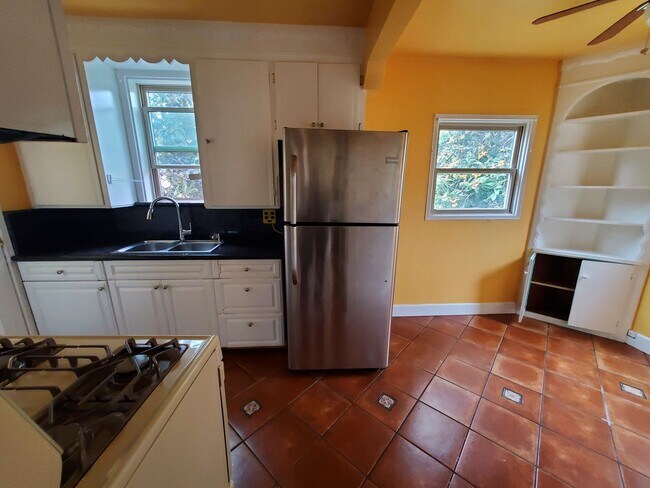 Building Photo - Charming 1 Bedroom/1 Bath Apartment for Rent