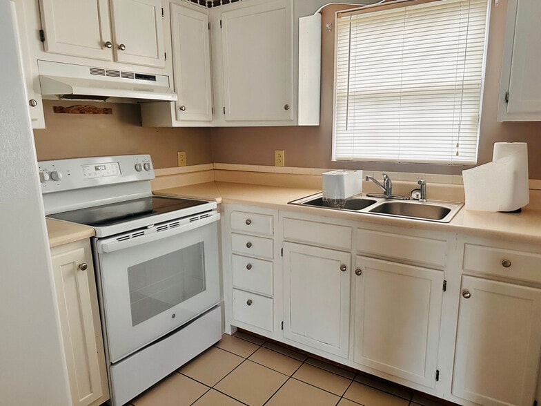 Building Photo - 5 Lexington Ct