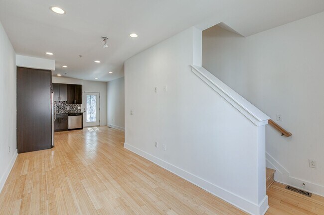 Building Photo - 621 S Clarion St