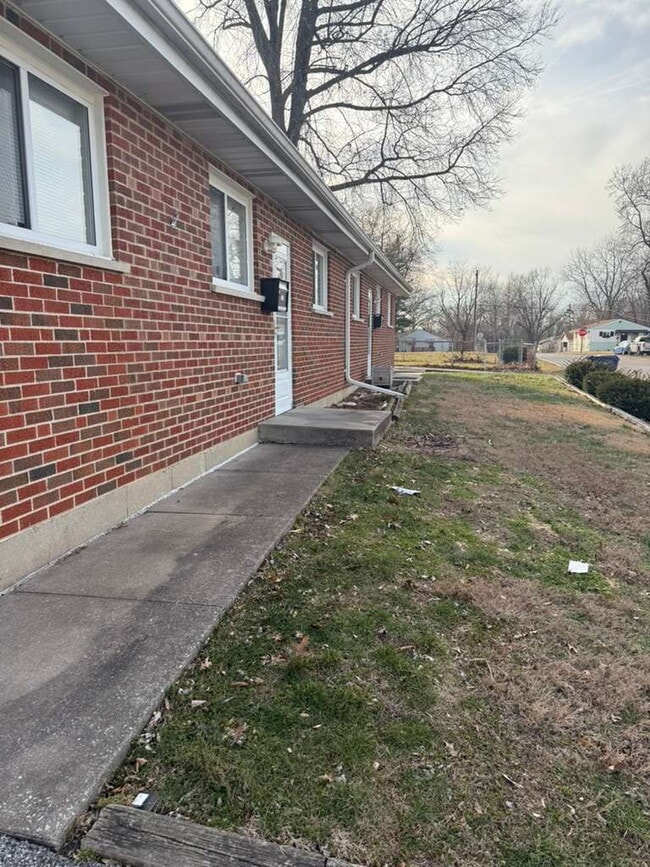 Building Photo - 3239 W Milton Ave