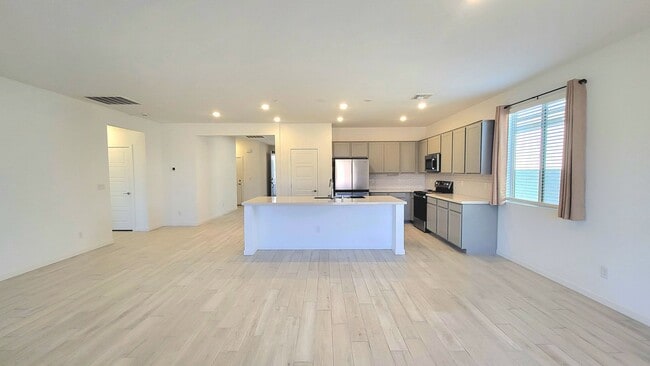 Building Photo - 5991 E Trevano Ave
