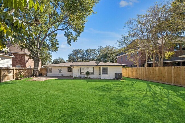 Building Photo - 4802 Holly St