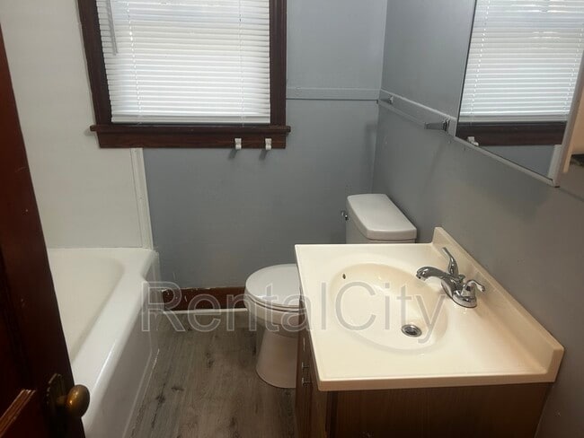 Building Photo - 427 E Deaderick St