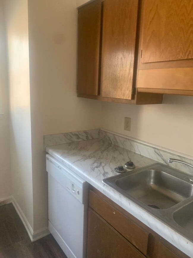 Building Photo - FREE RENT MARCH 2026-2 brm 2 bath Duplex, washer/dryer hook up, NEW COUNTERTOPS.  Pets negotiable