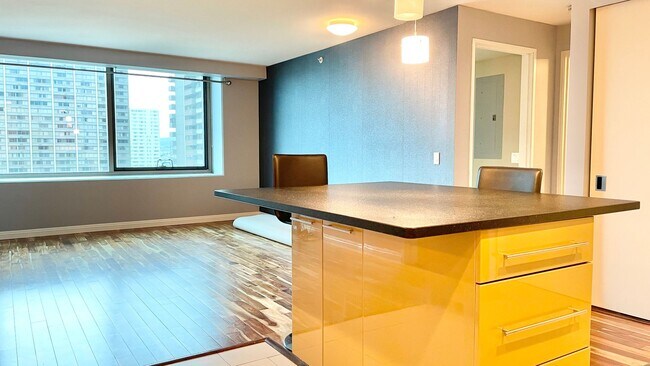 Building Photo - 2 BEDROOM CONDO UNIT IN CONVENIENT DOWNTOW...