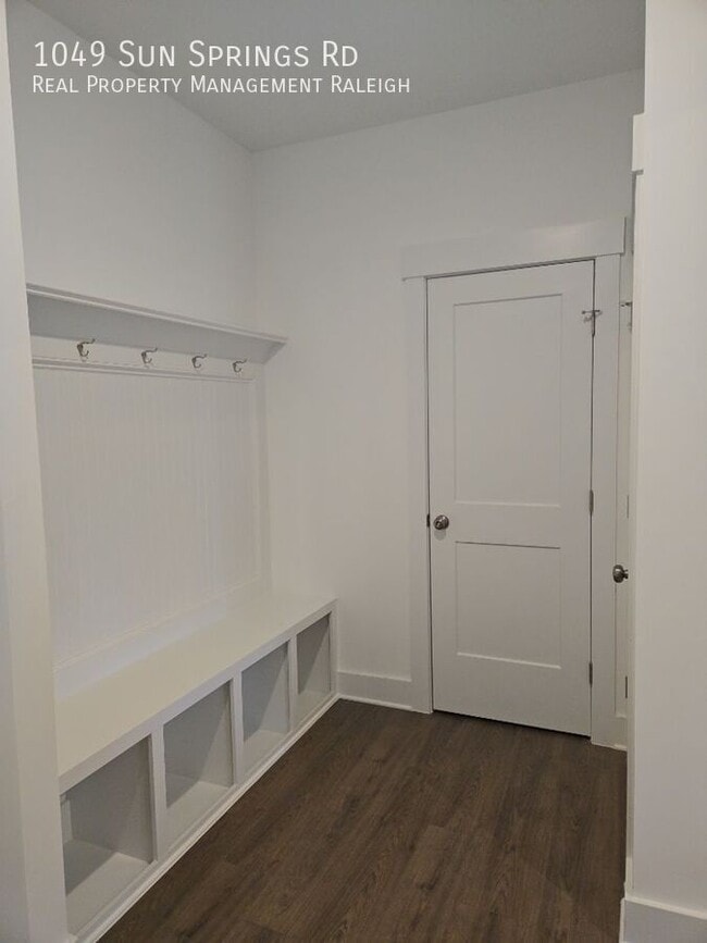 Building Photo - 1049 Sun Spgs Rd