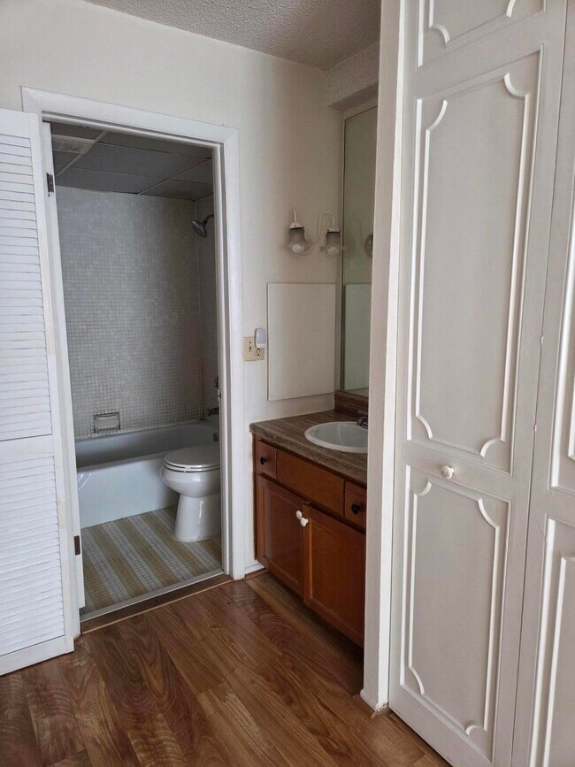 Building Photo - 3720 Inverrary Dr