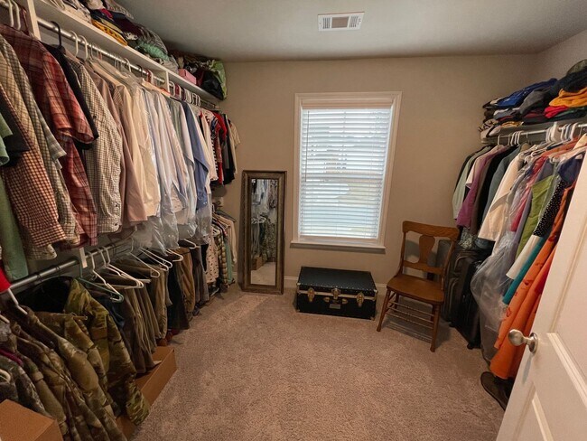 Building Photo - 819 Lost Grv Trl