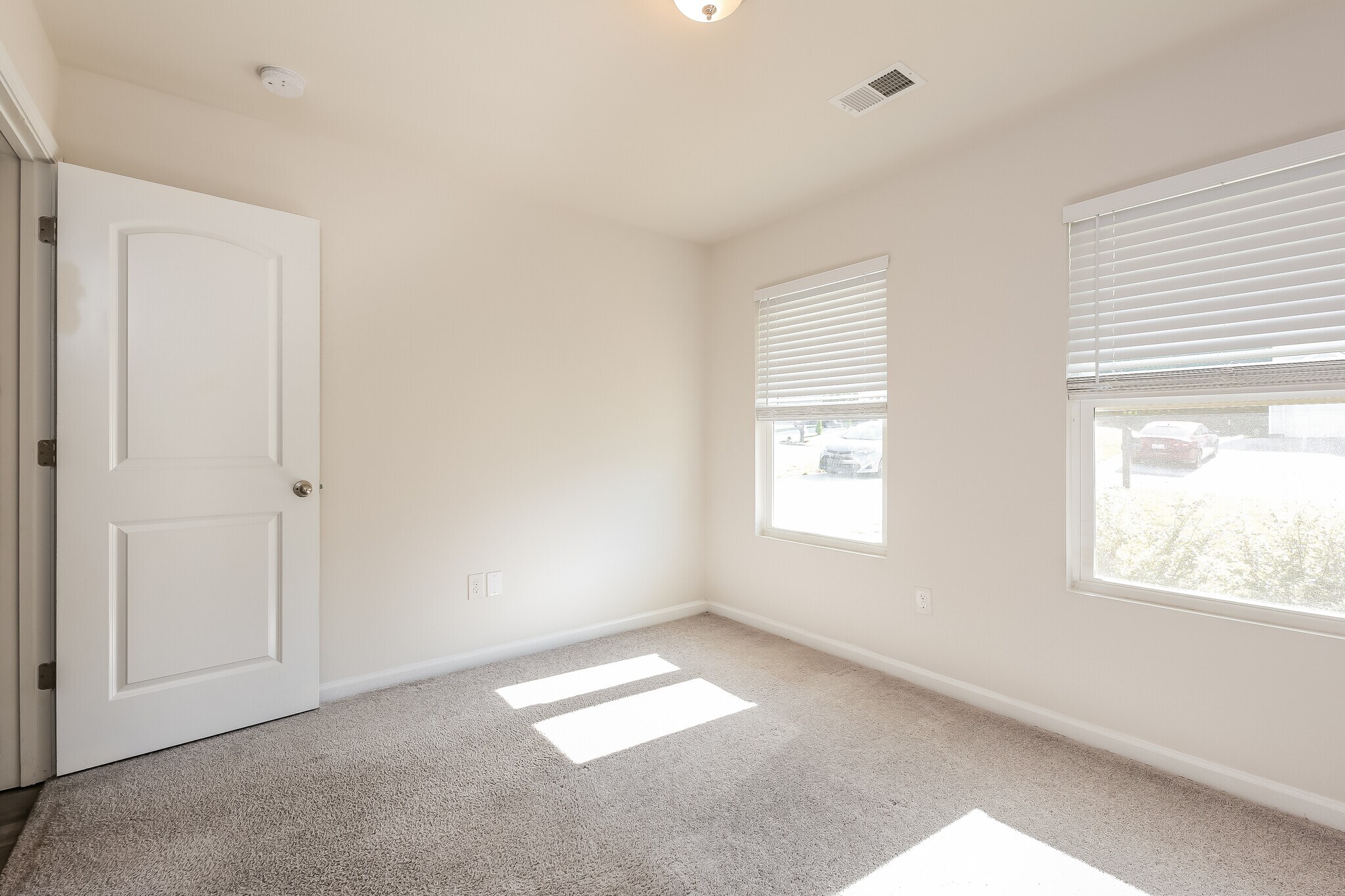 Building Photo - 161 Queens Cir