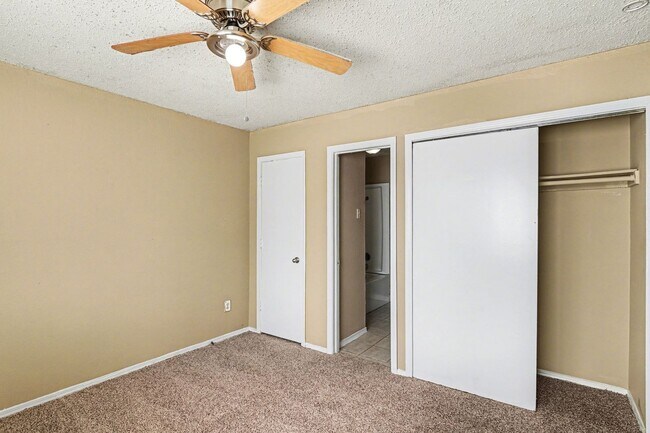 Building Photo - Charming 3-1-1 in S Dallas