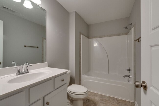 Building Photo - Live in Style and Comfort in Sought-After ...