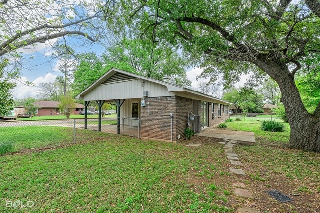 Building Photo - Check Out this 3 bed 2 bath!!