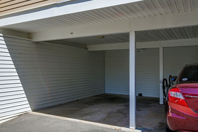 Building Photo - 1622 Farmington Ave