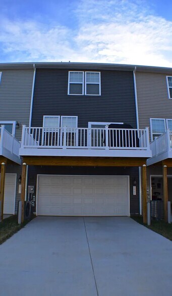 Building Photo - 227 Presidents Pointe Ave
