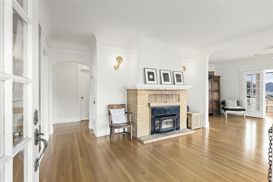 Great Room with gas fireplace - 306 3rd St