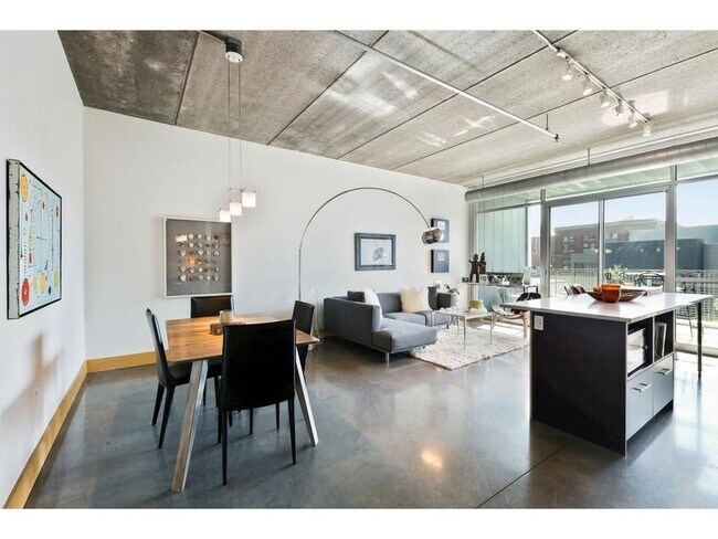 Building Photo - 345 6th Ave N