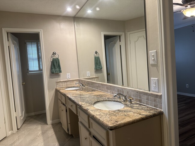 Primary bath with double sinks - 5122 Crystal Bay Dr