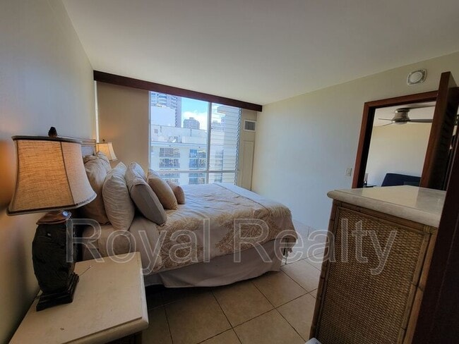 Building Photo - 1925 Kalakaua Ave