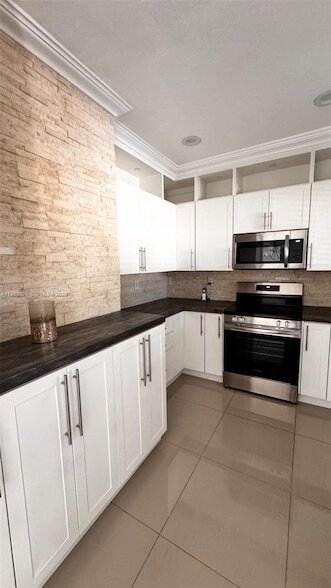 Building Photo - 365 NE 32nd Terrace