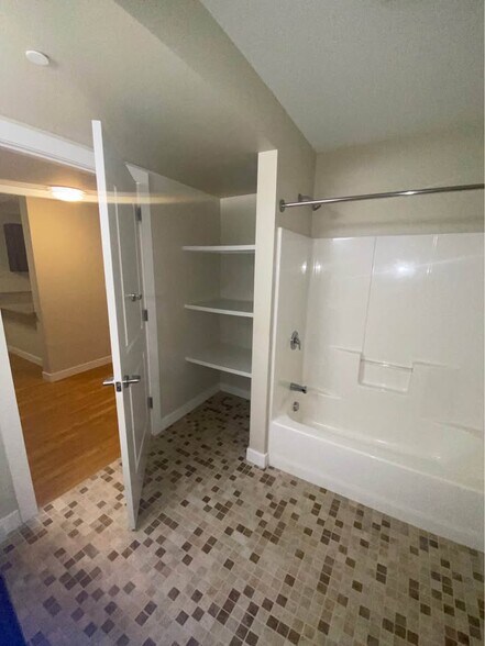 Building Photo - 30 Pond St