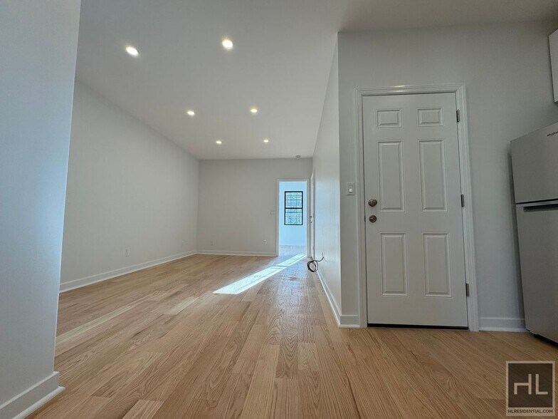 Building Photo - 31 AVENUE