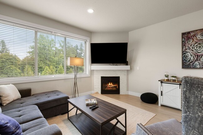 Building Photo - Upscale Three Bedroom