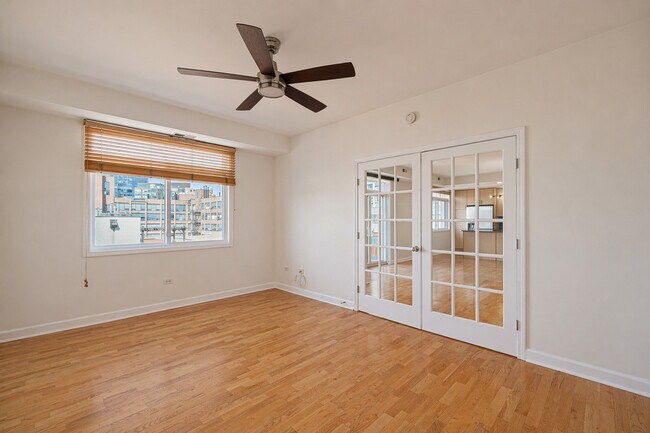 Building Photo - 680 N Green St