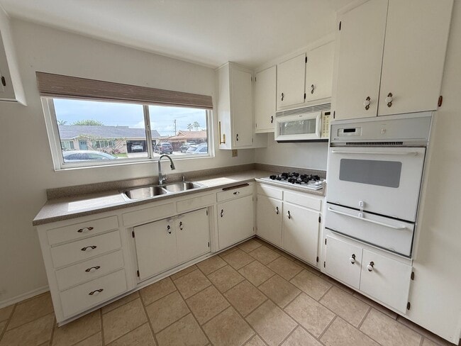 Building Photo - Cardiff 3 br one level large yard pet OK  house TEXT 760-815-3696