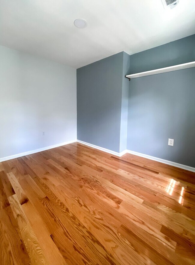 Building Photo - 2216 Summer St